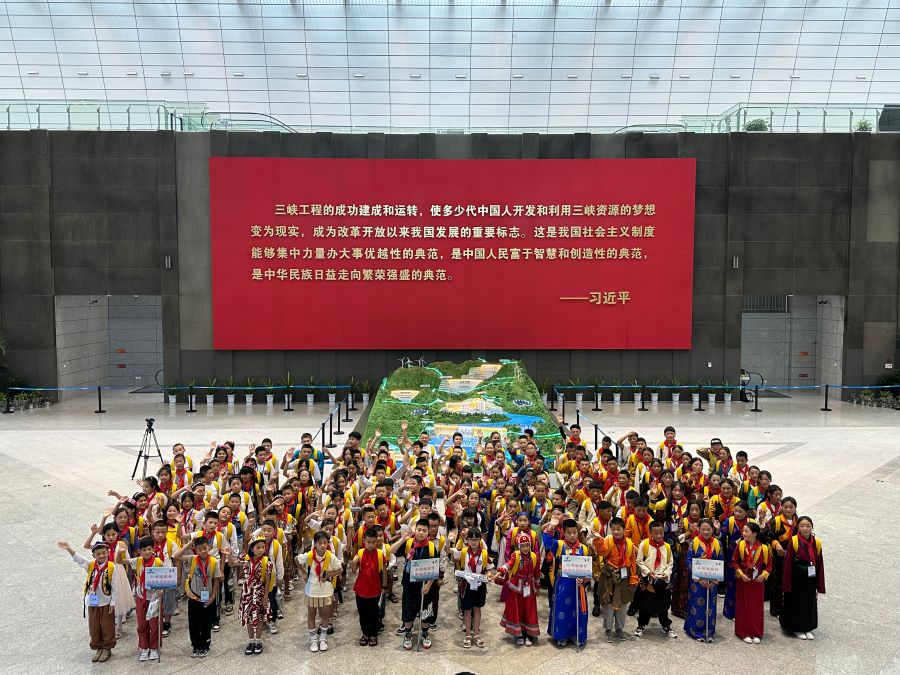 來自新疆、西藏、內蒙古、重慶等地的三峽娃娃在三峽工程博物館合影留念。黃欣拍攝