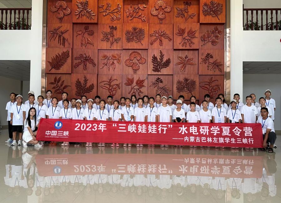 內(nèi)蒙古巴林左旗三峽娃娃在珍稀植物培育基地合影留念。黃欣拍攝